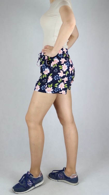 Spodenki damskie szorty luźne kieszenie kwiaty granatowe