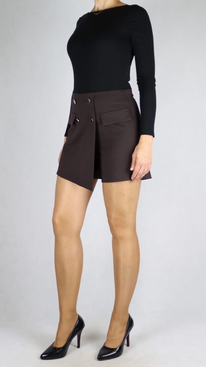 Spodenki damskie z zakładką spódnico - spodenki z patkami z guzikami brązowe