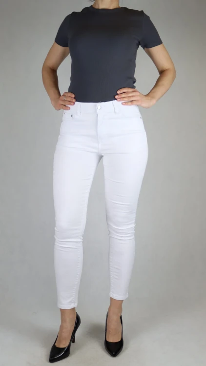 Spodnie jeans damskie modelujące białe