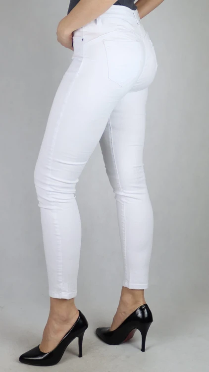 Spodnie jeans damskie modelujące białe