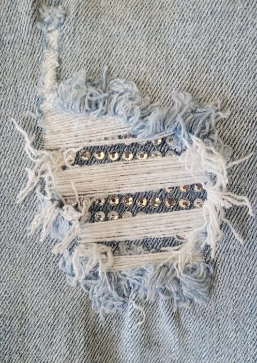 Spodnie damskie jasny niebieski jeans wide leg z ozdobnymi przetarciami