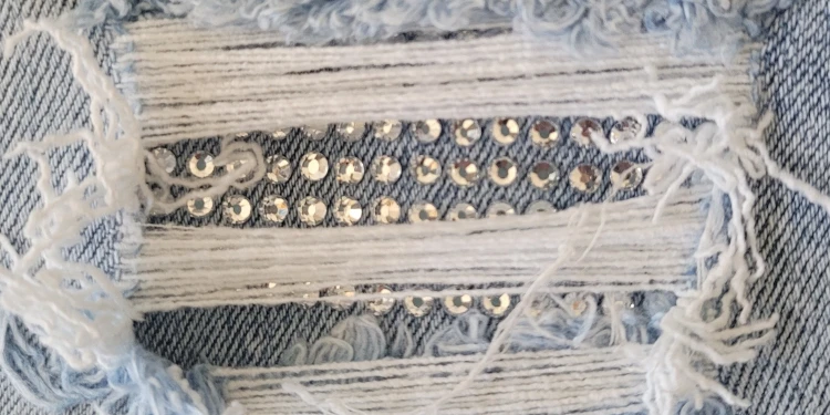 Spodnie damskie jasny niebieski jeans wide leg z ozdobnymi przetarciami